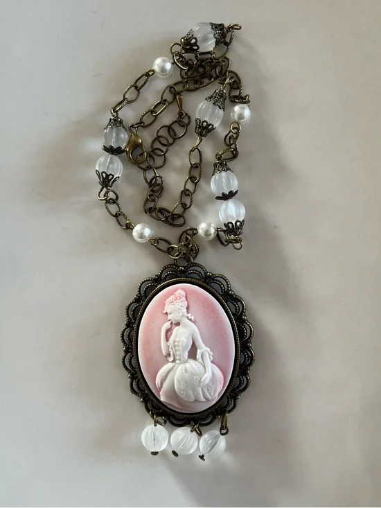 Marie Antoinette Pink Cameo Necklace Vintage Matte Czech Glass & Brass Chain - Picture 15 of 16